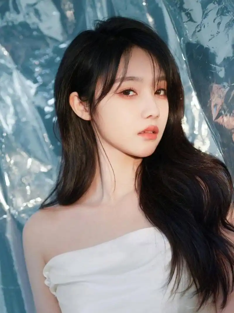 女团爱豆宋昕冉晒自己泳装照片,淡黄的衣服,蓬松的头发,白皙的皮肤,娇