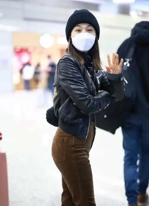 王子文真是"小个子"女生穿搭典范,皮衣配牛仔裤飒爽又高级