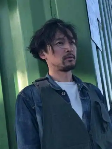 失踪人口胡歌回归,夹克叠穿搭配迷彩裤,胡子拉渣居然也帅气!