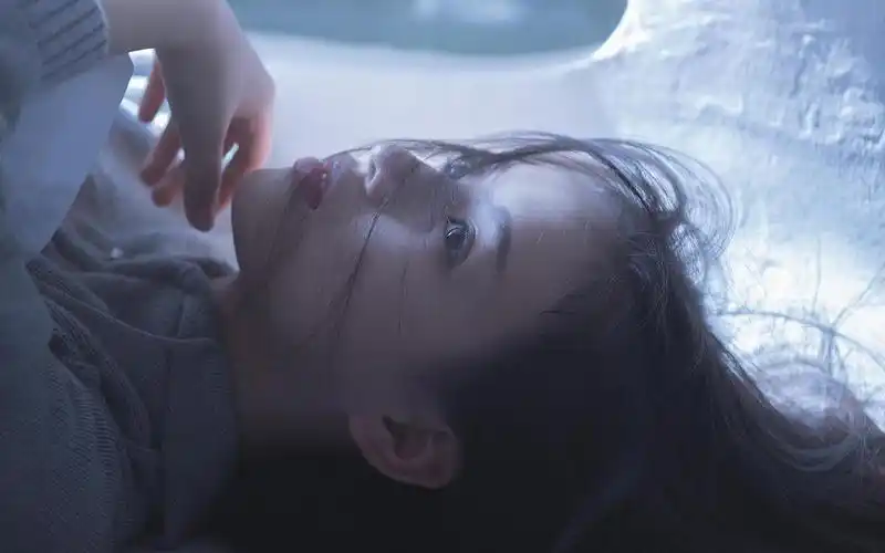 清纯美女冬日文艺写真高清唯美图片电脑桌面壁纸下载