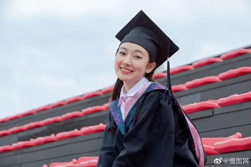 学士服毕业照大家都在拍可同样的姿势