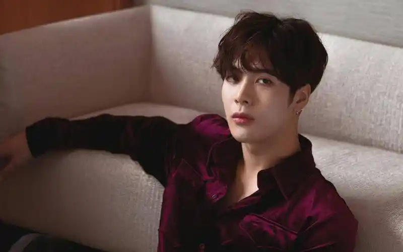 王嘉尔演唱会亲密表演引争议,是艺术献身还是炒作噱头?