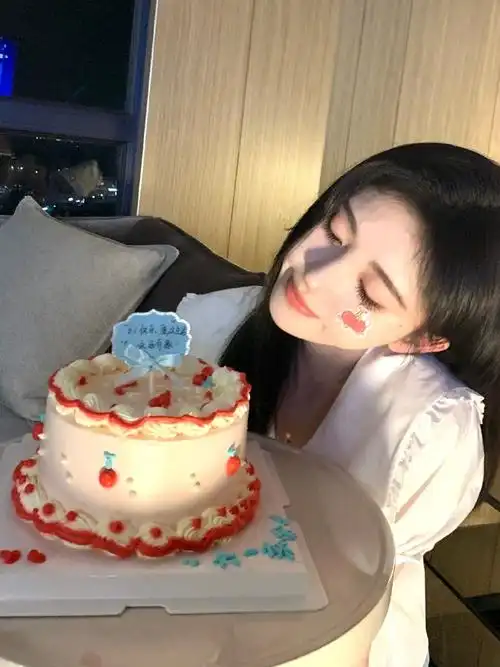 鞠婧祎与蛋糕粽子可爱合影 嘟嘴比耶甜美可人