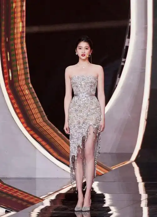 关晓彤 鎏金羽毛纱裙 法式红裙_高清图集_新浪网