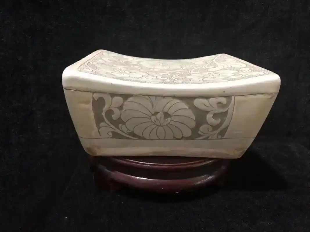 瓷枕.金/元登封窑珍珠底,剔底刻花梯形枕,高11cm,长(前 - 抖音