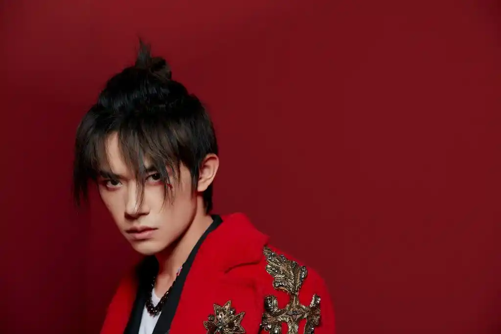 分享一组易烊千玺图片给大家,图中的明星图片壁纸会点缀你的电脑桌面