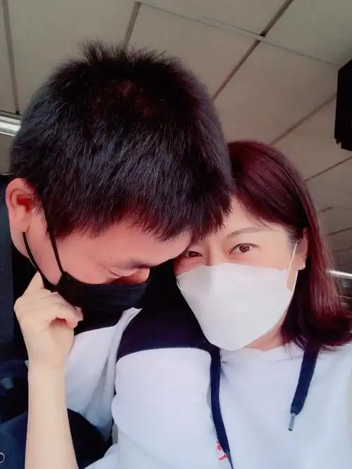 图片实录:他不愿配合照相,把整个脸都蒙上了,我拽下口罩让他露出眼睛