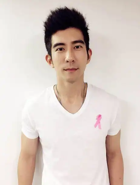 时尚 正文 翻翻武大靖资料,不仅撞脸胖头陀,还撞脸贾静雯老公修杰楷