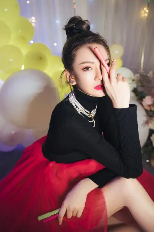 简介:戚薇轻纱红裙性感写真图片,分享一组戚薇图片给大家,图中的明星