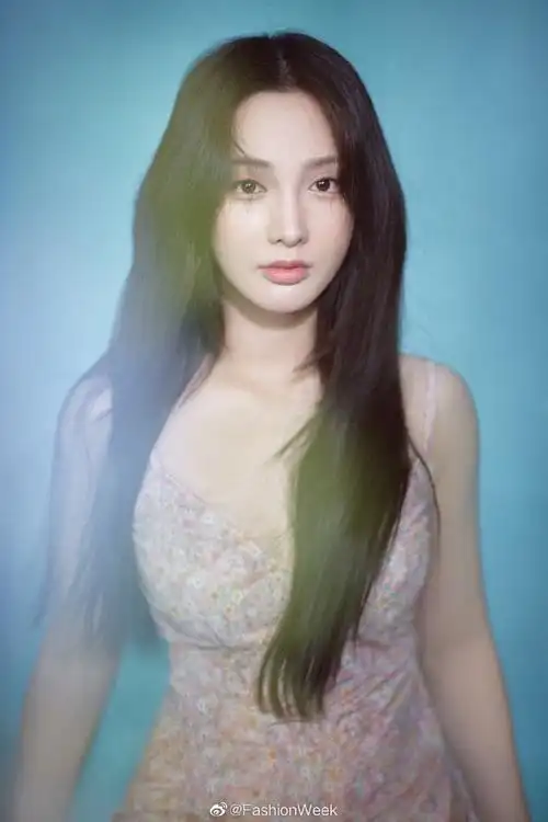 彭小苒七夕碎花吊带裙#@彭小苒七夕发福利了~化身油画里的"妙龄少女"