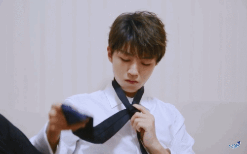 王俊凯 ×2018.07.15 karry王的日常之打领带×cr:logo