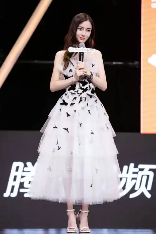 原创杨颖穿抹胸裙优雅迷人转身看到后背网友直呼体重能有85斤