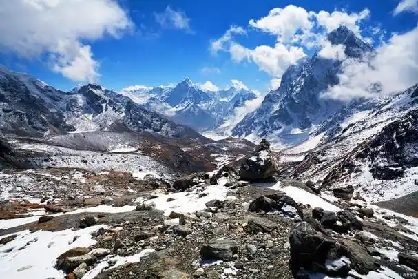 它是位于中国四川省阿坝藏族羌族自治州小金县的一座魅力山脉,以其