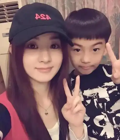 冯绍峰和儿子同框,想想神似赵丽颖,父母离婚后轮流陪伴显真爱