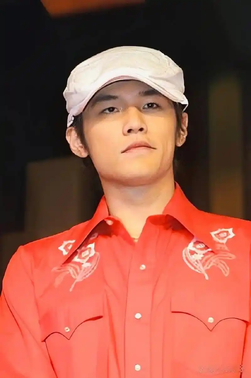 2003年周杰伦《叶惠美》北京庆功会,那时候的周杰伦,一脸青涩稚嫩,没