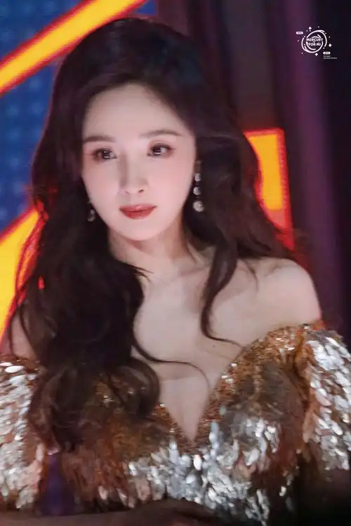 杨幂深v鎏金长裙##杨幂鎏金羽翼裙##杨幂缪斯女神裙