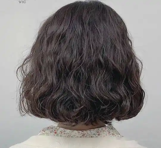 短发蛋卷头烫发,波纹式的蛋卷烫配齐脸短发最是甜美可爱,蓬松卷发刚刚