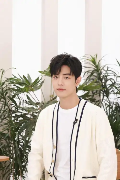 肖战白色针织开衫直播造型##肖战白色针织开衫造型好温柔