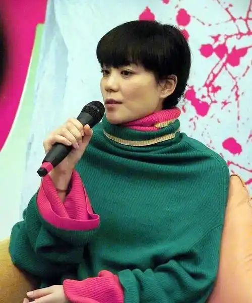 换新发型王菲嫩到认不出!53岁剪齐刘海穿毛衣裙比小11岁张柏芝还显嫩