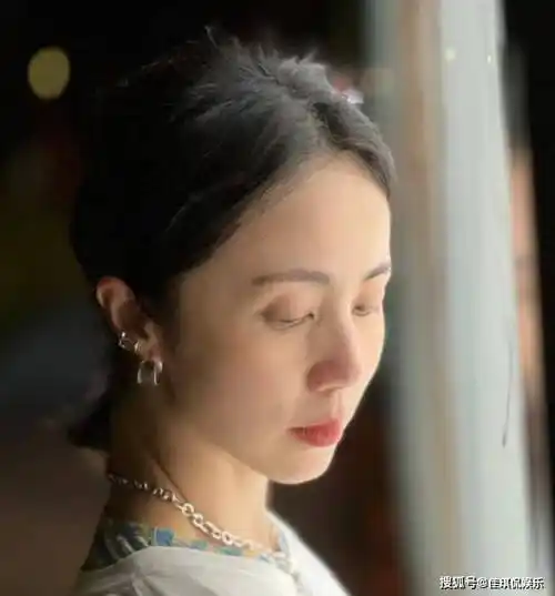 45岁孙莉罕见公开无修图美照,白发皱纹超抢镜,获赞衰老得很好