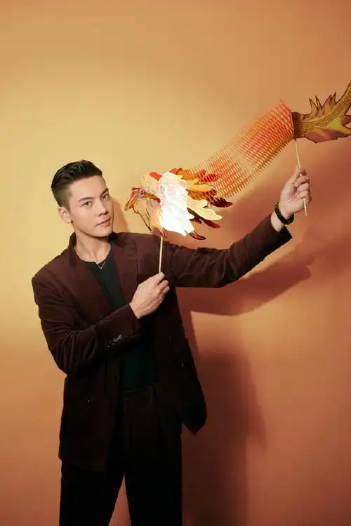 陈伟霆的糖画是从王府井买的##陈伟霆拿非遗龙糖画拍照