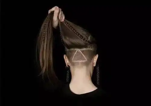 能够给女生带来满足感,可是剃鬓角学生头短发发型,要将发顶上的头发扎