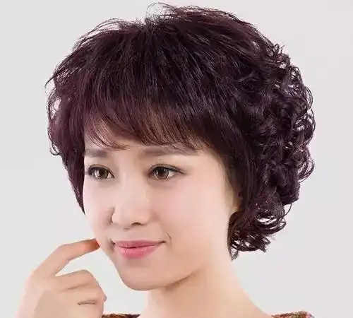 穿衣搭配更简单,头发自己很容易就能打理好,长发剪短发必须要做烫发