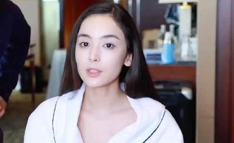 古力娜扎素颜状态单眼皮很明显!脸颊凹陷疑似发腮,鼻孔不对称