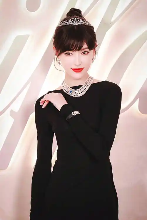 唐嫣真赫本公主惊艳全场,一袭黑色露背礼裙太美了吧!_礼服_造型_舞台