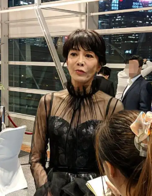 郑裕玲现身演唱会身材枯瘦青筋凸出63岁跟常人一样普通真实