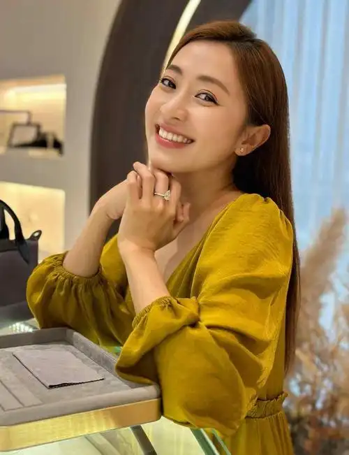 37岁女歌手庄群施片场拍戏时猝死,事发几小时前晒自拍状态超正常