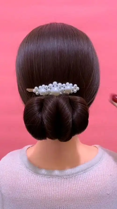 50岁的女性可以这样扎头发,既减龄又漂亮