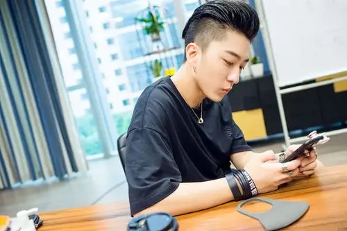 王梓宁也在排练间隙看手机