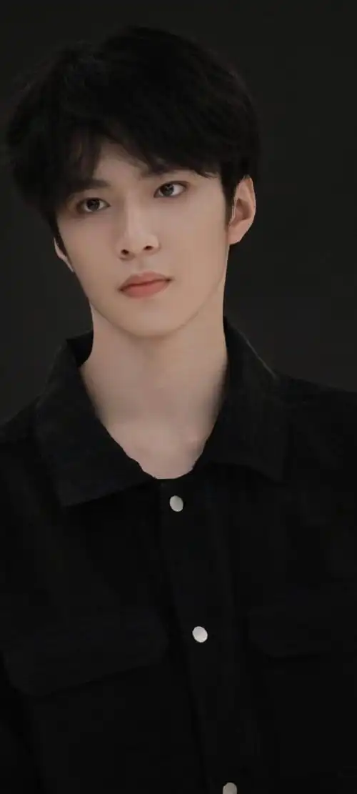 《你好星期六》录制饭拍~黑色长款大衣穿在刘耀文身上也太帅气了吧,从