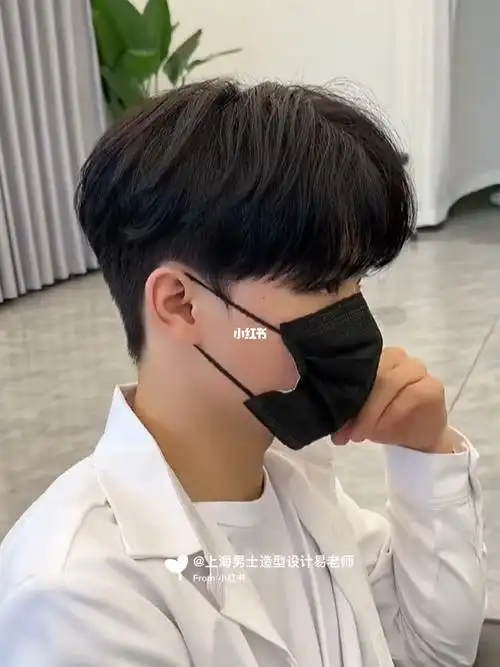 服帖纹理碎盖烫发男生必备发型