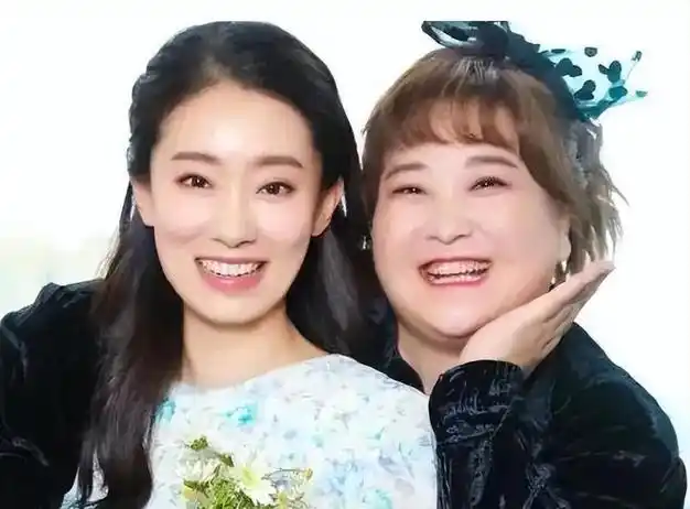 杨幂和张小斐居然是大学同学而且合影中两人基本都是靠在一起的