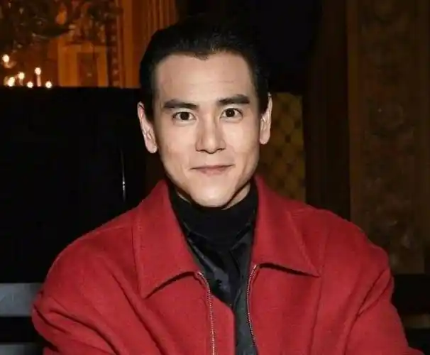 原创37岁彭于晏近照曝光当看清他的下巴后女友粉都忍不住脱粉了