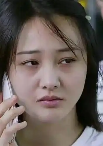 明星那么有钱,什么好的眼霜买不起,结果黑眼圈还是消除不了