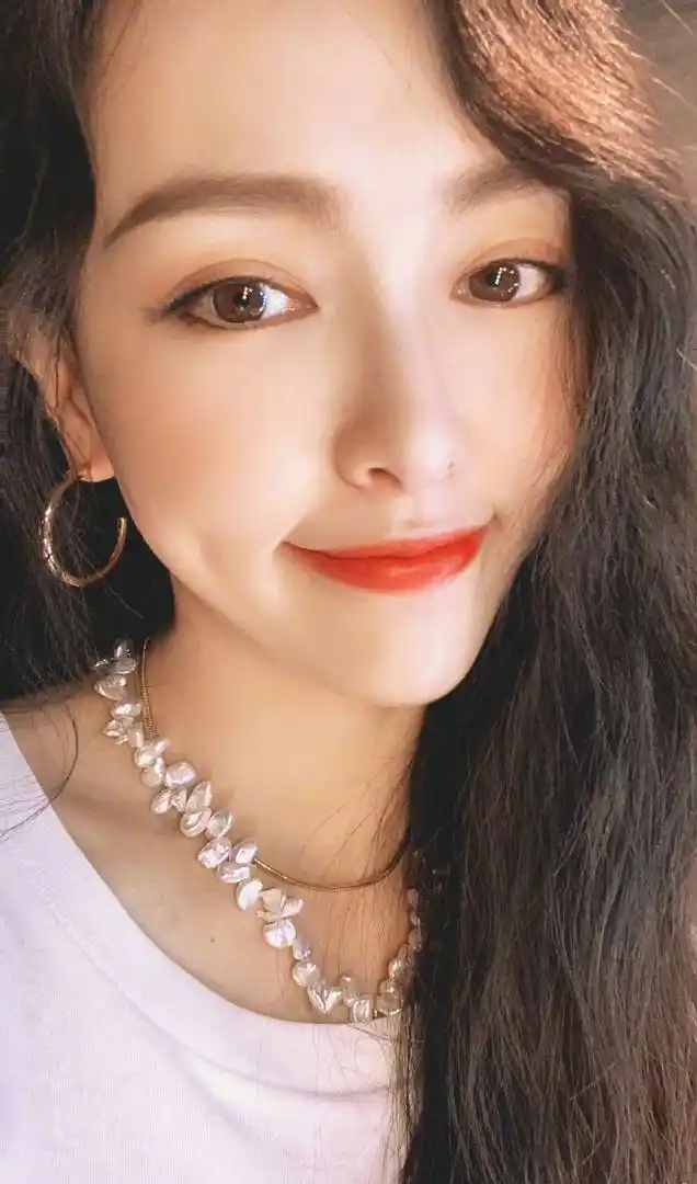 的唐嫣也是自带女神气场,淡淡的一笑将她的小酒窝立马就凸显出来了