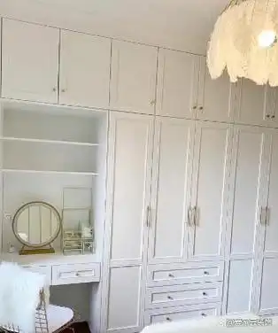 想在主卧旁边的储物室要做一个大衣柜,选什么样的衣柜