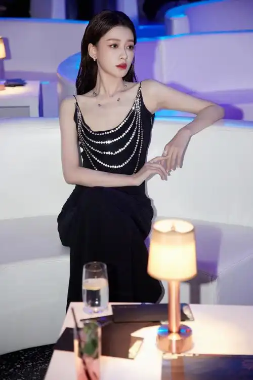 孙怡身着礼服长裙展现御姐气质