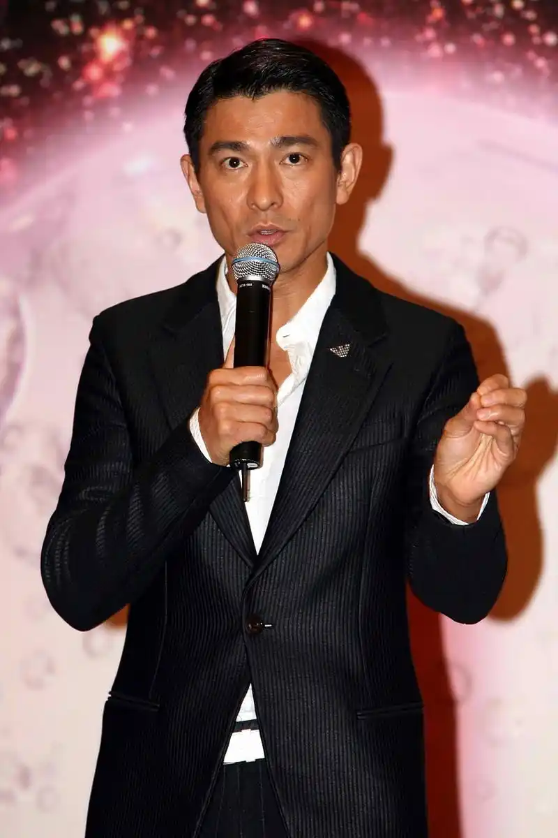 9月17日,刘德华出席多伦多电影节红毯时,对现场粉丝做的一个小举动