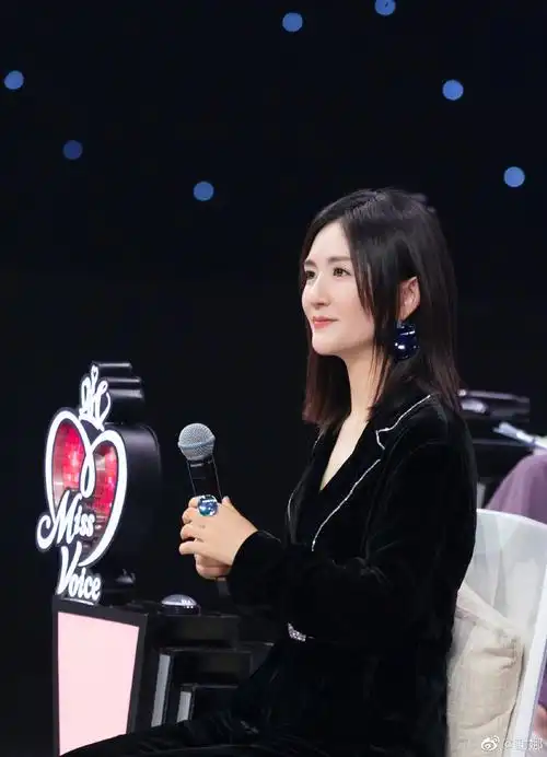 谢娜深夜晒美照黑色西装干练有型