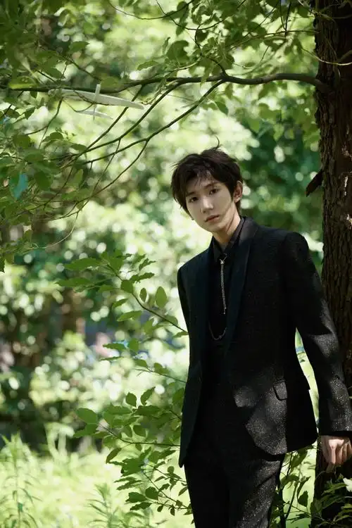 王源戴着客厅狂欢的口罩##王源戴的是客厅狂欢的口罩