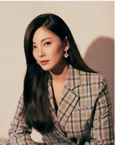 张雨绮外貌绝美演技高超积极参与慈善活动备受瞩目