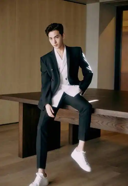 杨洋晒自拍上热搜,素颜状态皮肤好美,戴黑框眼镜像校园里的学长_网友