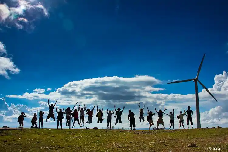 一群人跳跃的图片