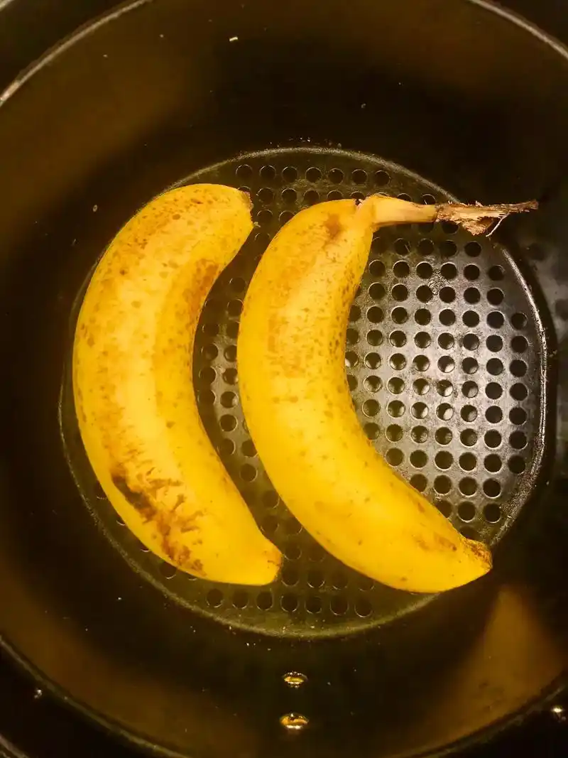 家里的香蕉再不吃就坏掉了,解锁一个新吃法. 香蕉洗干净对半切 - 抖音