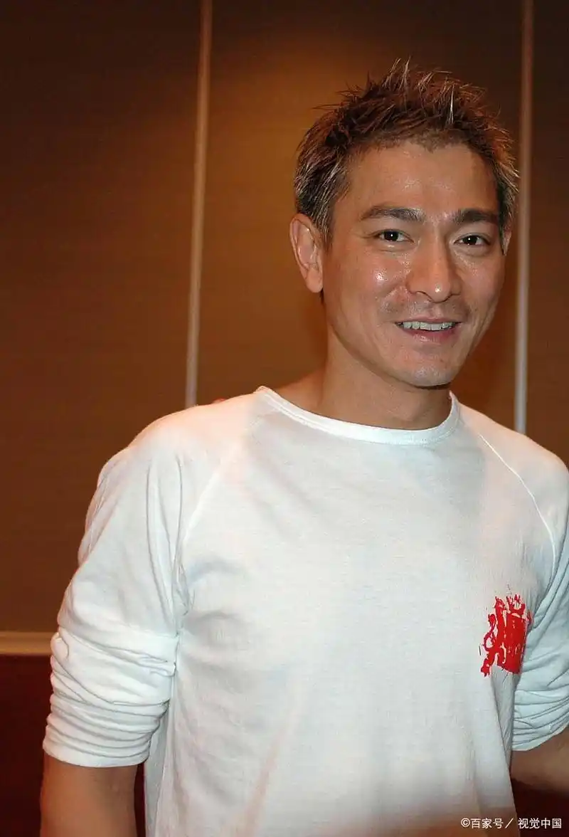 原创刘德华出道40年,第一次"炒作",再次撕开流量明星的"遮羞布"