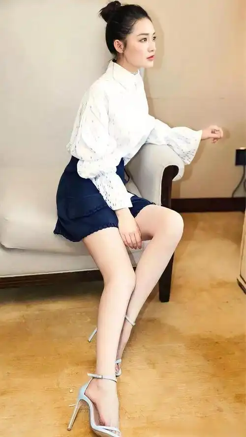 每天美图|李沁的高跟鞋美图大赏_网易订阅